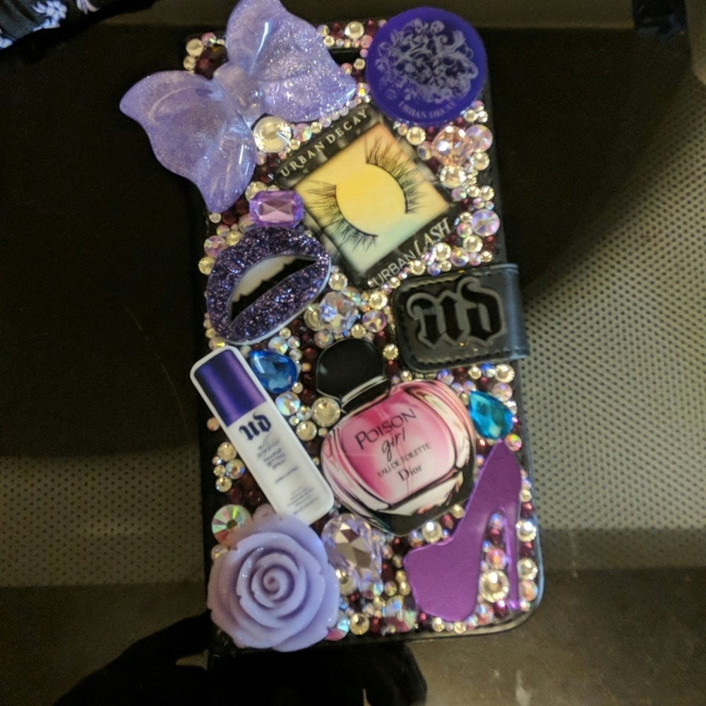 Its a custom wallet case for a moto z razor